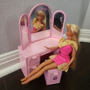1987 Barbie Sweet Roses Vanity and Nightstand